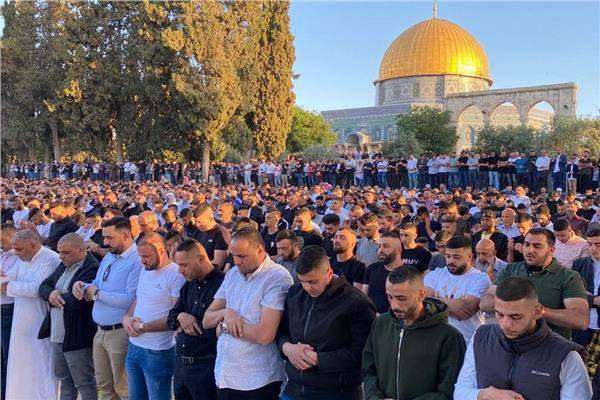 50 ألفاً يؤدون صلاة الجمعة في المسجد الأقصى