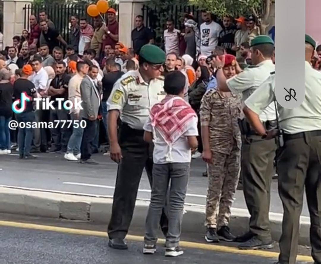 عقيد ركن حرس خاص  يتعامل بلطف  مع اطفال يستقبلون موكب ولي العهد ...فيديو