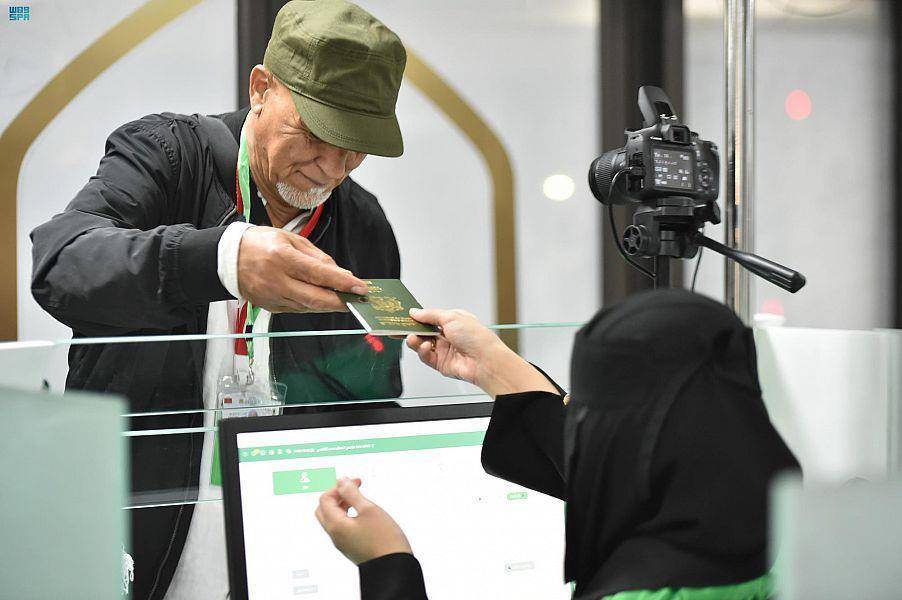 بالصور  وصول أولى رحلات حجاج ماليزيا إلى السعودية