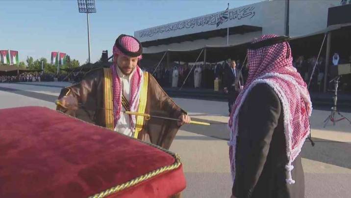 من هو صانع السيف الذي أهداه الملك لولي العهد في حفل القرا؟