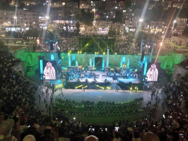بحضور الخصاونة.. الجسمي يشعل المدرج الروماني احتفالا بزفاف ولي العهد