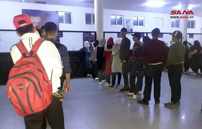 مئات الطلاب السوريين يعبرون الحدود اللبنانية لتقديم الامتحانات الرسمية في بلادهم