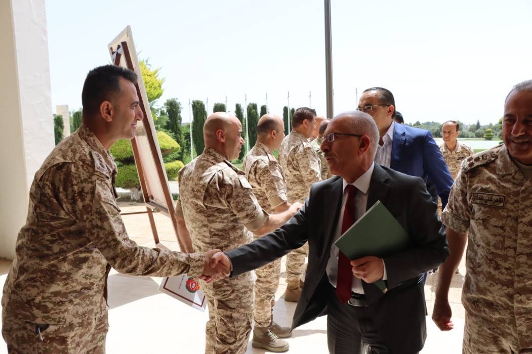الطراونة يحاضر في  كلية القيادة والأركان الملكية الأردنية...صور