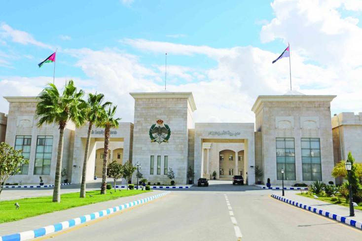 الأمن يوضح تفاصيل فيديو أظهر الاعتداء على شخص في مركبته بعمّان