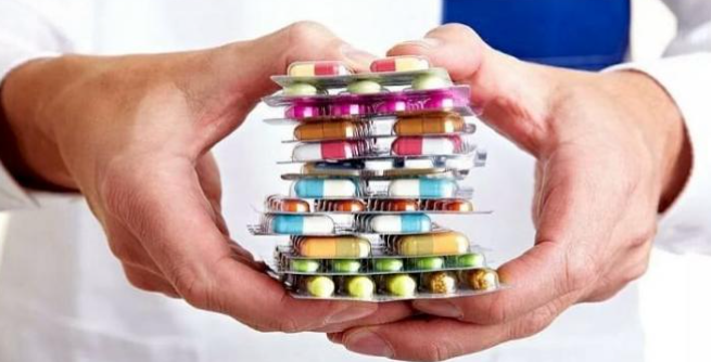 اعتقدت أنه يتعاطى المخدرات .. خمسينة تلجأ لإحدى الصيدليات في عمان للاستفسار حول حبوب وجدتها في جيب ابنها