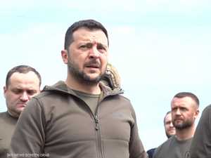 بالفيديو.. زيلينسكي في خيرسون بعد انهيار سد كاخوفكا