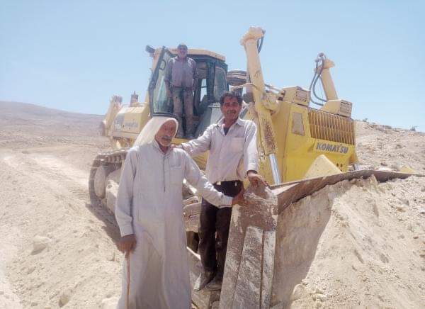 أشغال الكرك تفتتح عددا من الطرق الزراعية.
