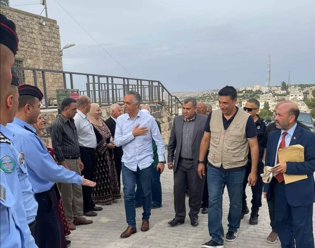 وزير السياحة وعدد من المسؤولين الاردنيين والعرب يزورون مدينة أم قيس الأثرية