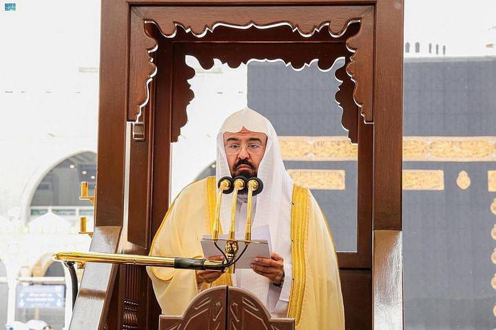 خطيب الحرم المكي: الأفكار المتطرفة والمنحلَّة تتحول إلى جرائم تهدد الأوطان وتخرّب الديار