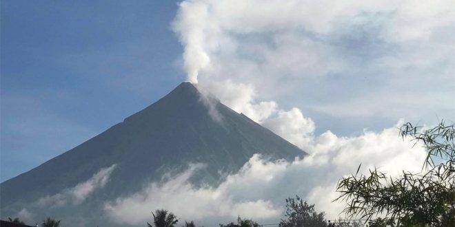 إجلاء الآلاف من محيط بركان “مايون” الأكثر نشاطاً في الفلبين