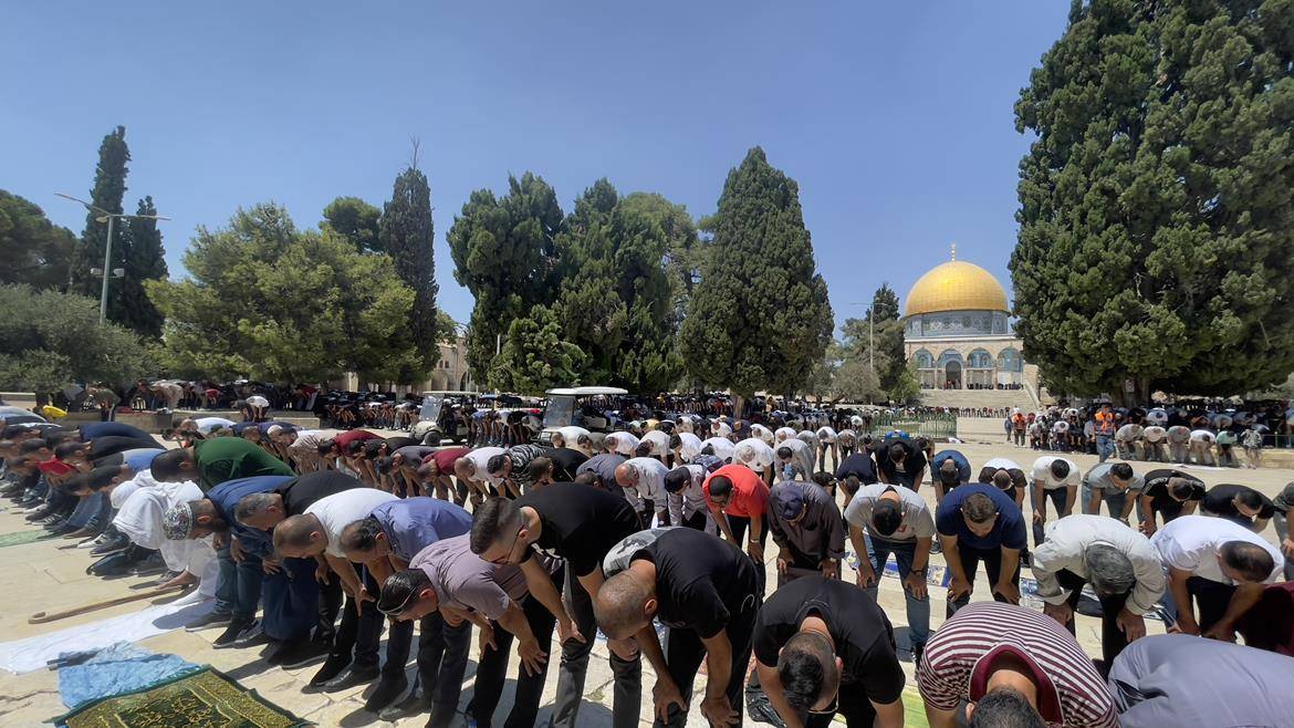 55 ألفاً يؤدون صلاة الجمعة في المسجد الأقصى