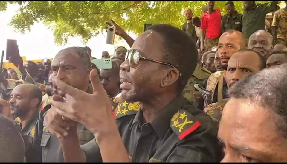 نائب القائد العام الفريق أول ركن شمس الدين كباشي يتفقد القوات  السودانية بالمواقع