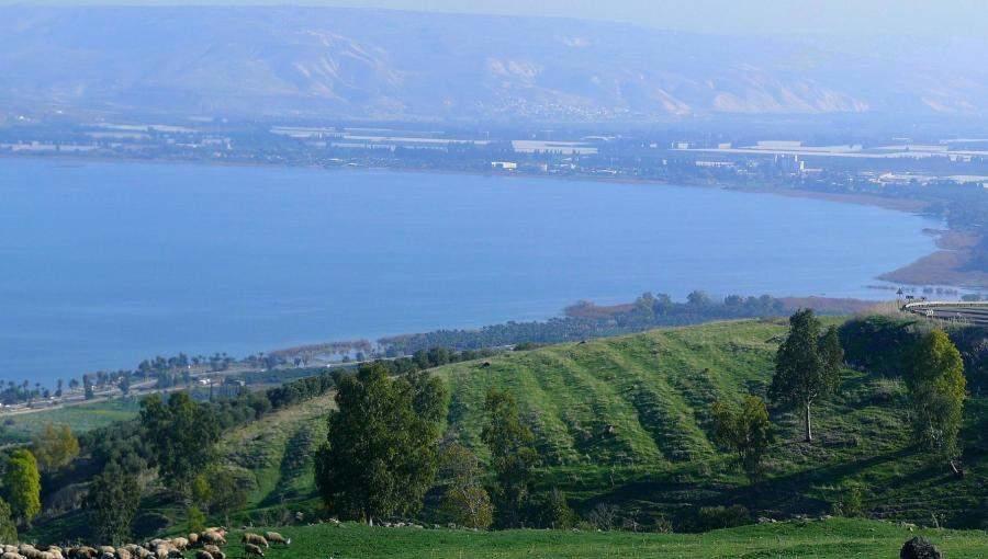 انقلاب قارب وانتشال 11 شخصا من بحيرة طبريا