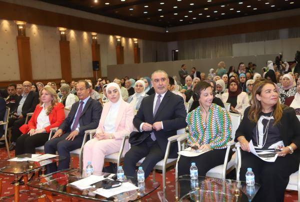 الحكومة: التحديات الاقتصادية لا تقتصر على البطالة والفقر