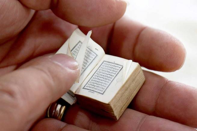 مصحف بالغ الصغر يتسبب في إسلام عائلة ألبانية _صور