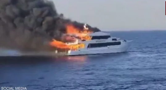 مصر.. حريق بزورق سياحي قبالة مرسى علم