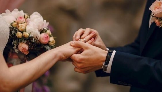 10 آلاف طلب زواج مدني في أبوظبي