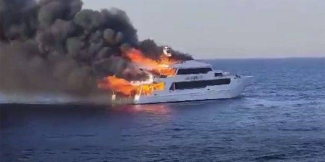 إنقاذ 26 شخصاً وفقدان 3 إثر حريق مركب بمنطقة مرسى علم المصرية