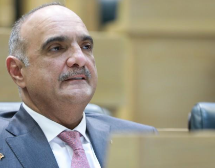 بعامين ونصف.. 393 رحلة سفر لأعضاء حكومة الخصاونة