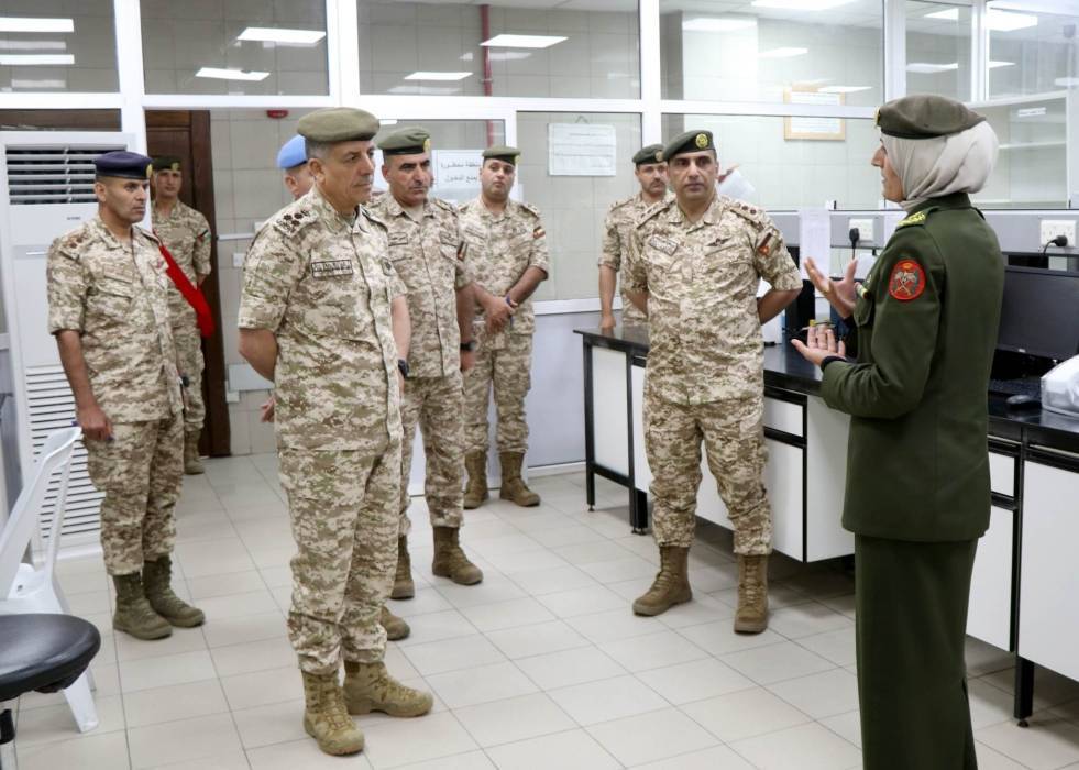 نائب رئيس هيئة الأركان المشتركة يزور المختبرات العسكرية لمراقبة الجودة