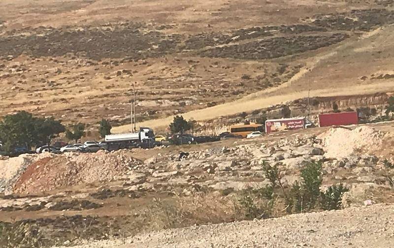 أزمات حادة بشارع الأردن .. والسبب انقلاب مركبة