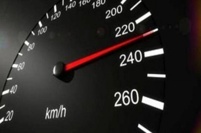 ضبط مركبة تسير بسرعة 200 كلم على طريق العمري