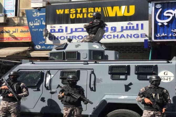 حملة أمنية تطيح بتجار ومروجي مخدرات