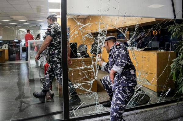محتجون يحطمون واجهات مصارف في بيروت