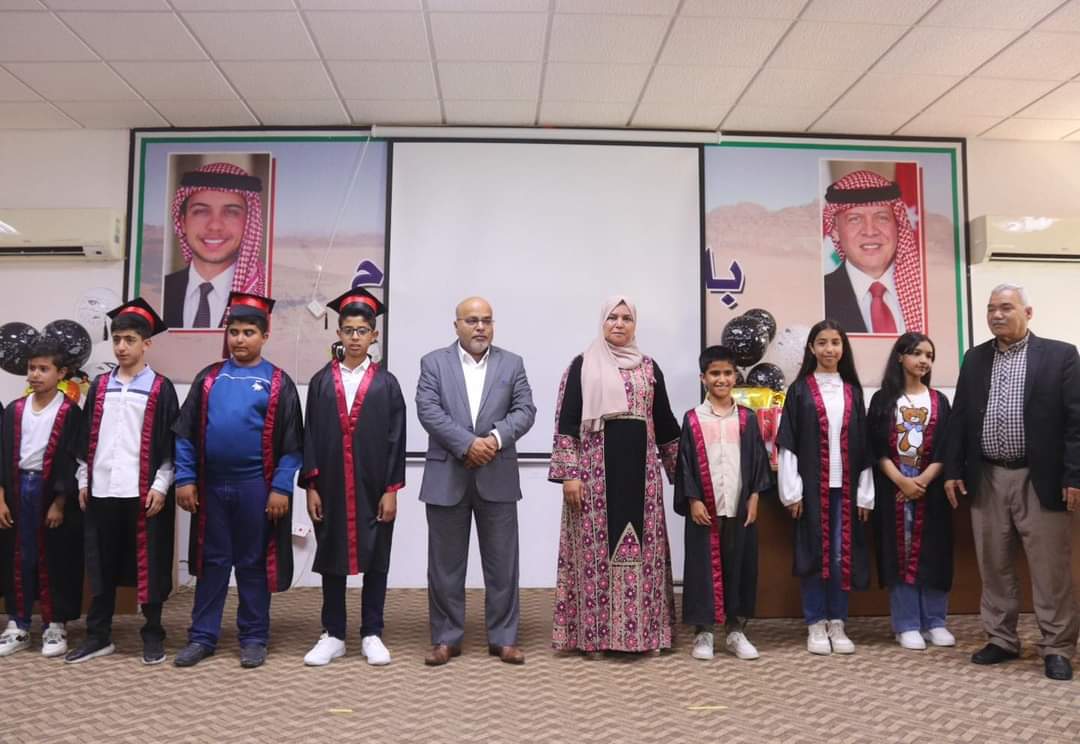 الجبور يرعى تخريج طلبة  مدرسة الموقر النموذجية...صور