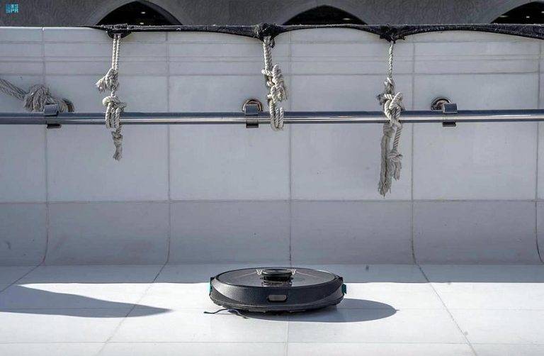 السعودية..تقنيات حديثة لتنظيف سطح الكعبة المشرفة