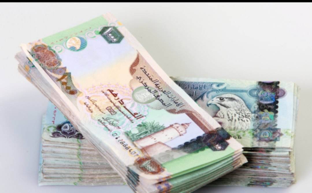 رجل يطالب طليقته بمبلغ مالي كبير بسبب رسالة واتساب