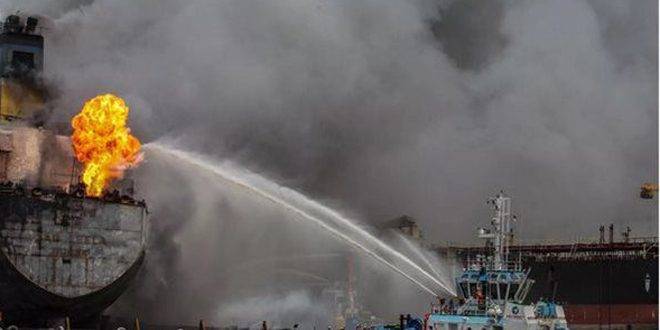 اشتعال النيران في سفينة ترفع علم جزر مارشال قبالة سواحل ناخودكا الروسية