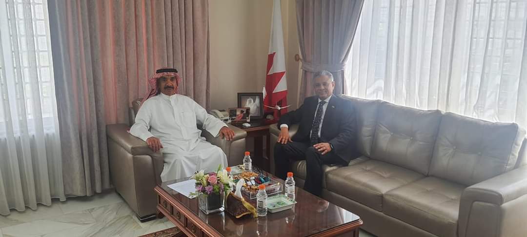 السفير اليمني يلتقي السفير البحريني في عمان