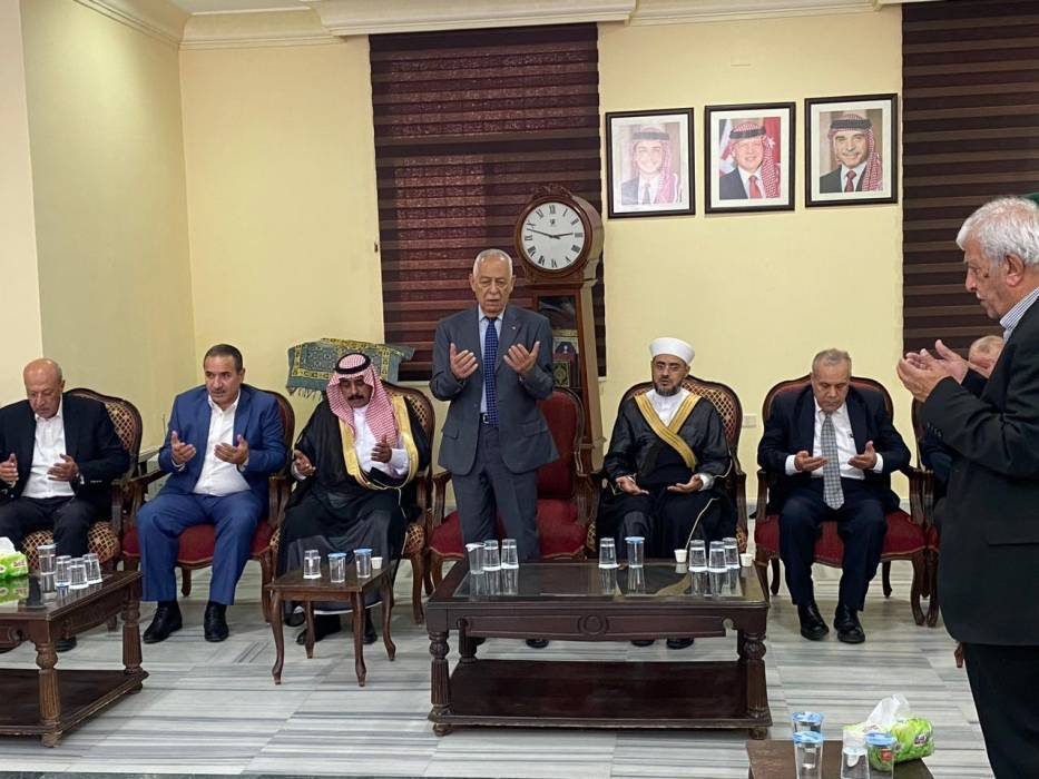 مندوبا عن الملك .. رئيس الديوان الملكي يعزي عشيرة النسور