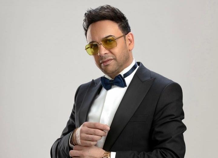 مصطفي قمر بإطلالة أنيقة في أحدث جلسة تصوير بتوقيع عاشور