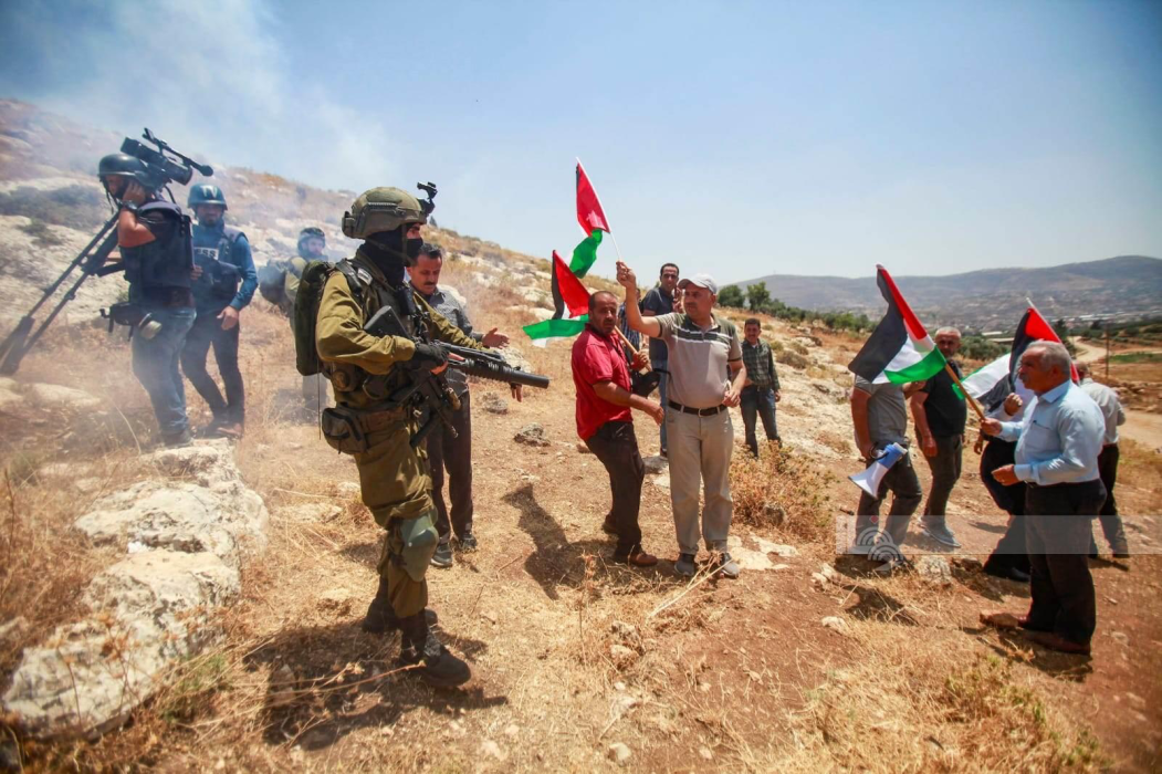 إصابات واعتقالات وتجريف ونصب حواجز واستهداف مواطنين برصاص مستوطنين