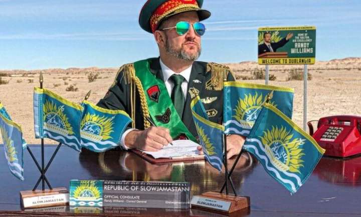 أمريكي يؤسس دولته الخاصة في صحراء كاليفورنيا ويعلن استقلالها عن أمريكا!