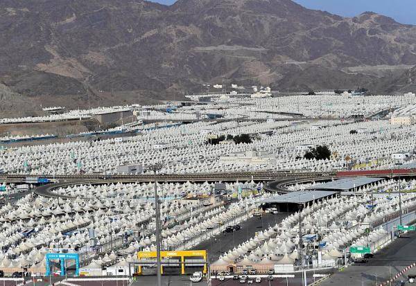 السعودية تبدأ تبريد الطرق والأرصفة في المشاعر المقدسة