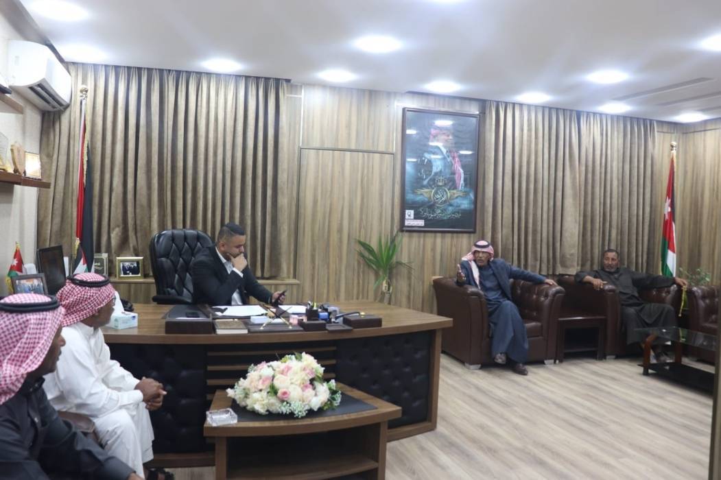 الفايز يخاطب وزير الأشغال لتأهيل جزء من طريق في اللواء بطول 1،5 كم متعثر.