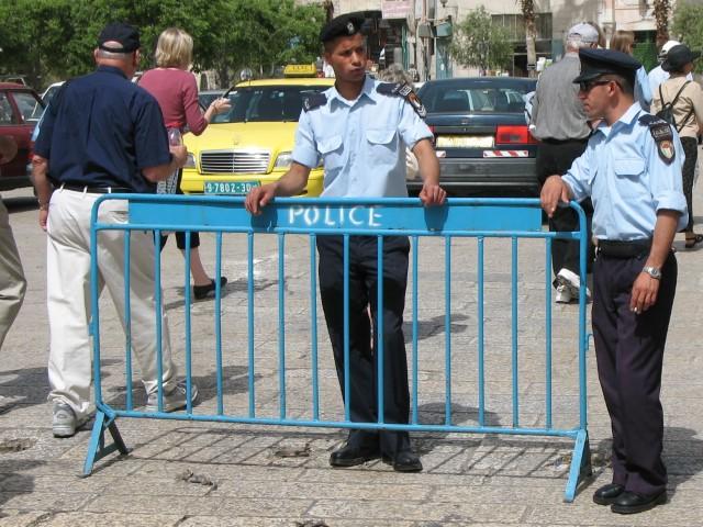 بالفيديو .. سطو مسلح على بنك في طولكرم