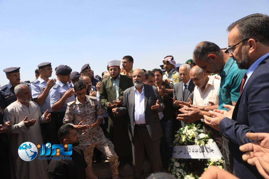 مندوباً عن جلالة الملك رئيس الديوان الملكي يشارك بتشييع جثمان الشهيد الرائد الطيار علي الحراسيس....صور