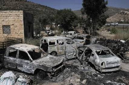 مستوطنون يهاجمون منازل فلسطينيين ويحرقون سياراتهم بالضفة