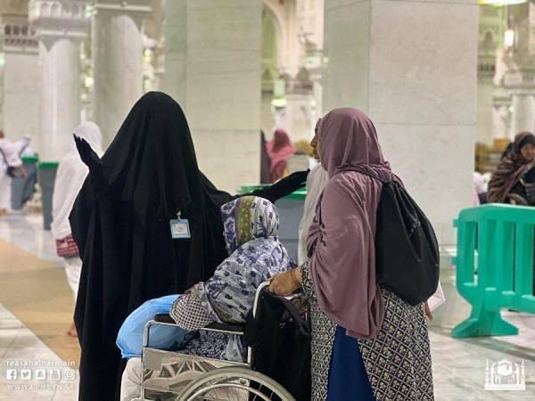 عربات متحركة لكبيرات السن وذوات الاحتياجات في المسجد النبوي على مدار الساعة