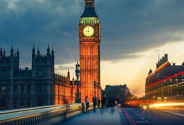 ساعة بيغ بن الشهيرة تعاود استقبال الزوار الأجانب بعد توقف 13 عاما.