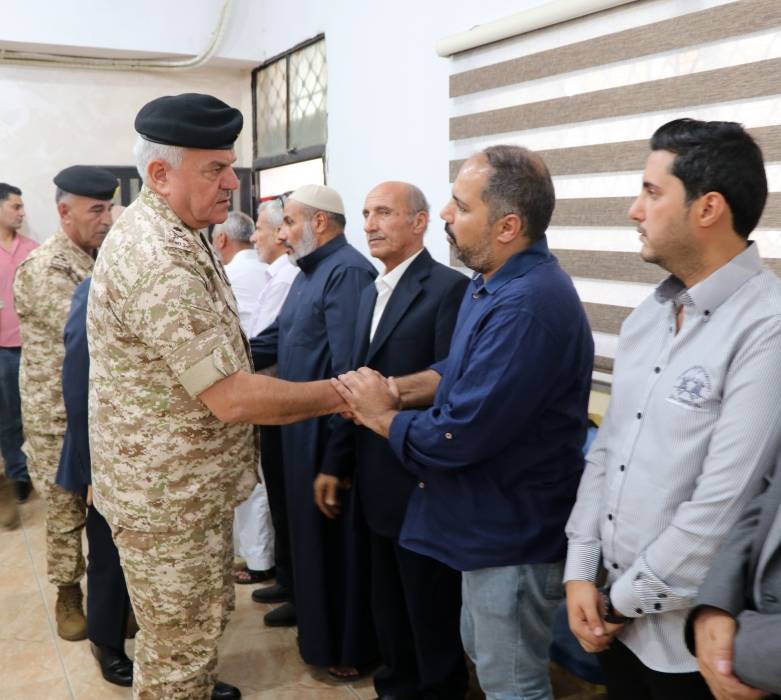 رئيس هيئة الأركان المشتركة يقدم واجب العزاء لذوي الشهيد الحراسيس ويعود المصاب القصاص_صور