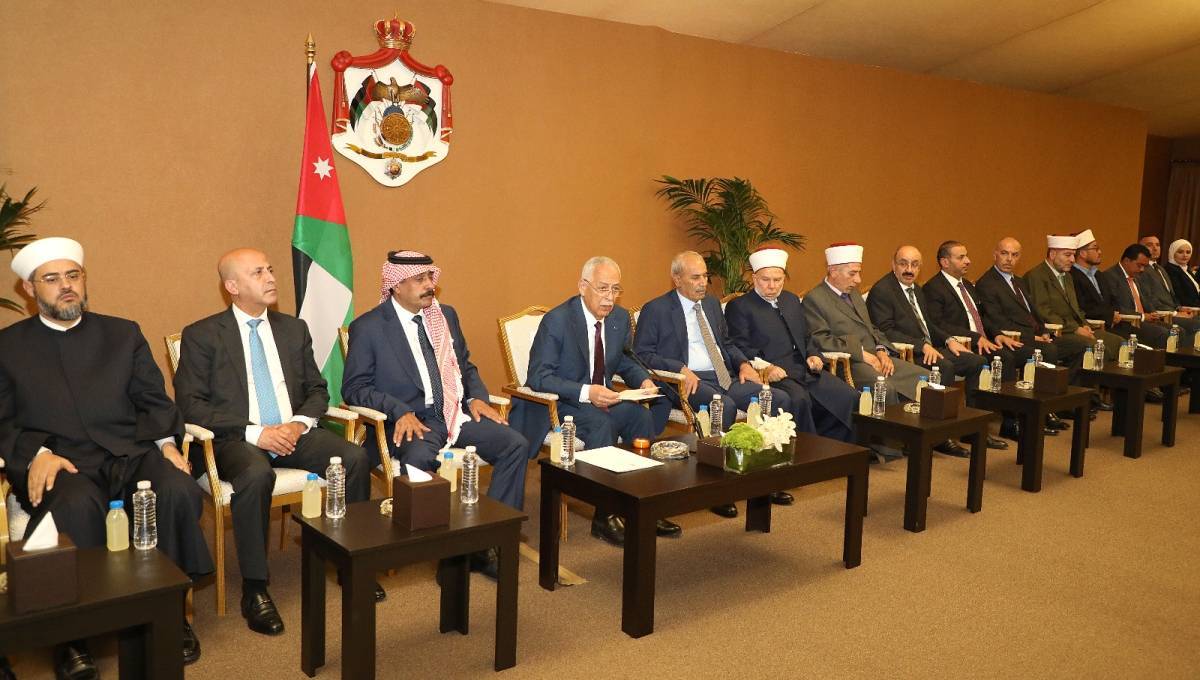 مندوبا عن الملك ...العيسوي يودع بعثة حج مكرمة الملك لذوي الشهداء والمصابين العسكريين وبعثة حج ولي العهد...صور