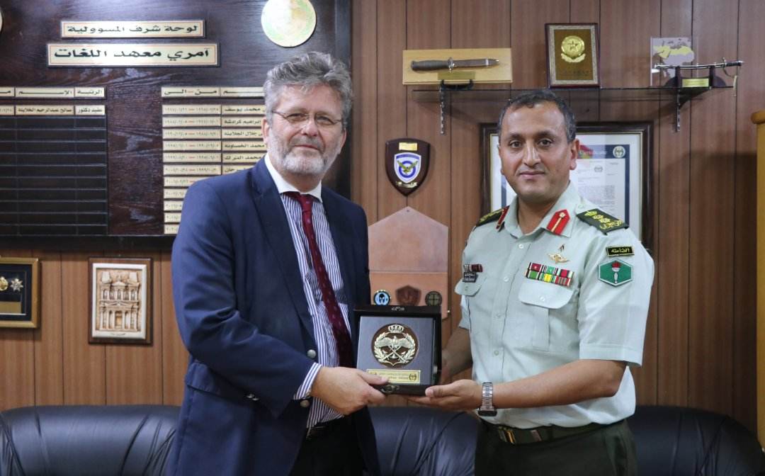 السفير الاسباني يزور معهد اللغات العسكري