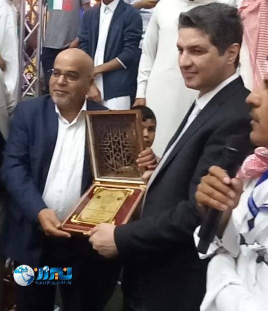 رئيس البلدية يُكرم من إدارة مهرجان البادية الوسطى لقبيلة بني صخر…صور