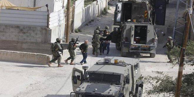 قوات الاحتلال تعتقل أربعة فلسطينيين في الخليل