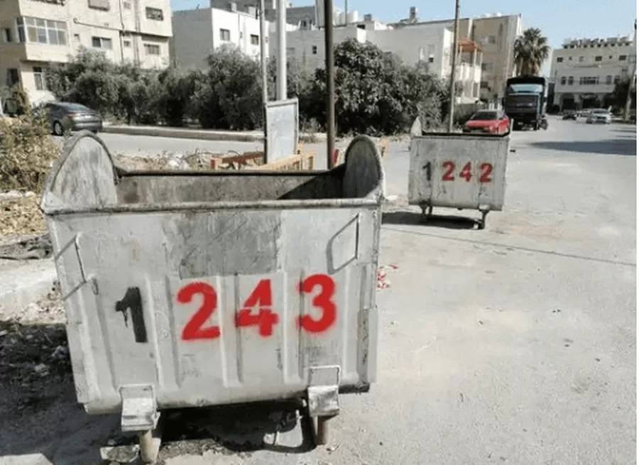 لمنع سرقتها.. بلدية اربد ترقم حاويات النفايات